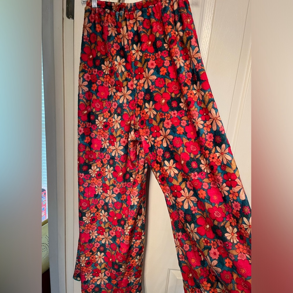 Super comfy lounge pants by Natural Life. Elastic waist makes for comfy fit